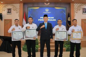 Gagalkan Penyelundupan Handphone, Kasi Admin Kamtib Lapas Banyuwangi Diganjar Penghargaan oleh Kakanwil Ditjenpas Jatim